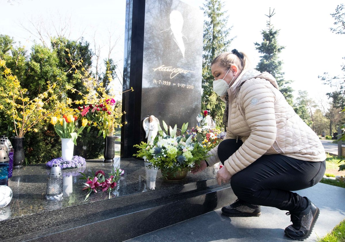 23. 4. 2021, 16:20 h, Praha-Malvazinky: Dominika Gottová u hrobu otce Karla Gotta před návratem do Finska