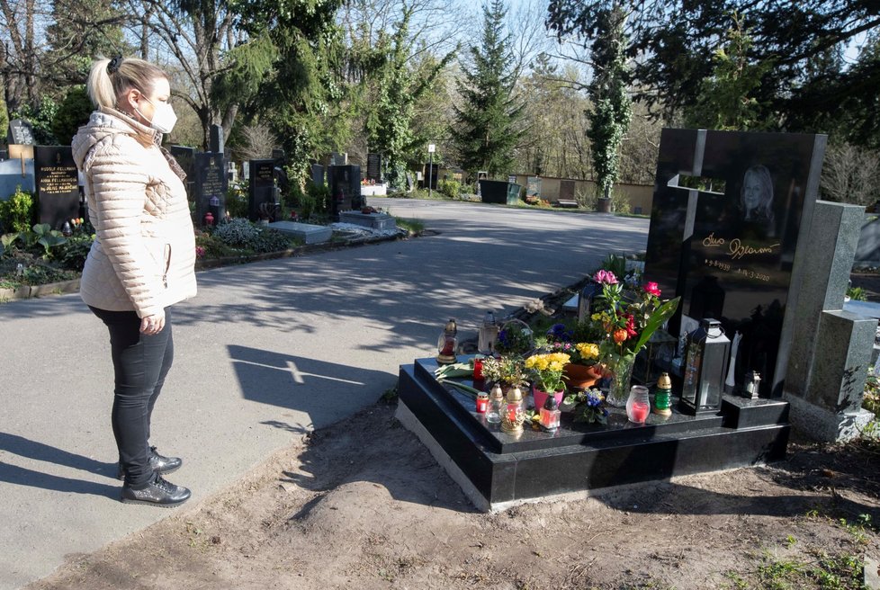 23. 4. 2021, 16:20 hod., Praha-Malvazinky: Dominika Gottová u hrobu otce Karla Gotta před návratem do Finska