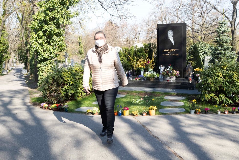 23. 4. 2021, 16:20 h, Praha-Malvazinky: Dominika Gottová u hrobu otce Karla Gotta před návratem do Finska