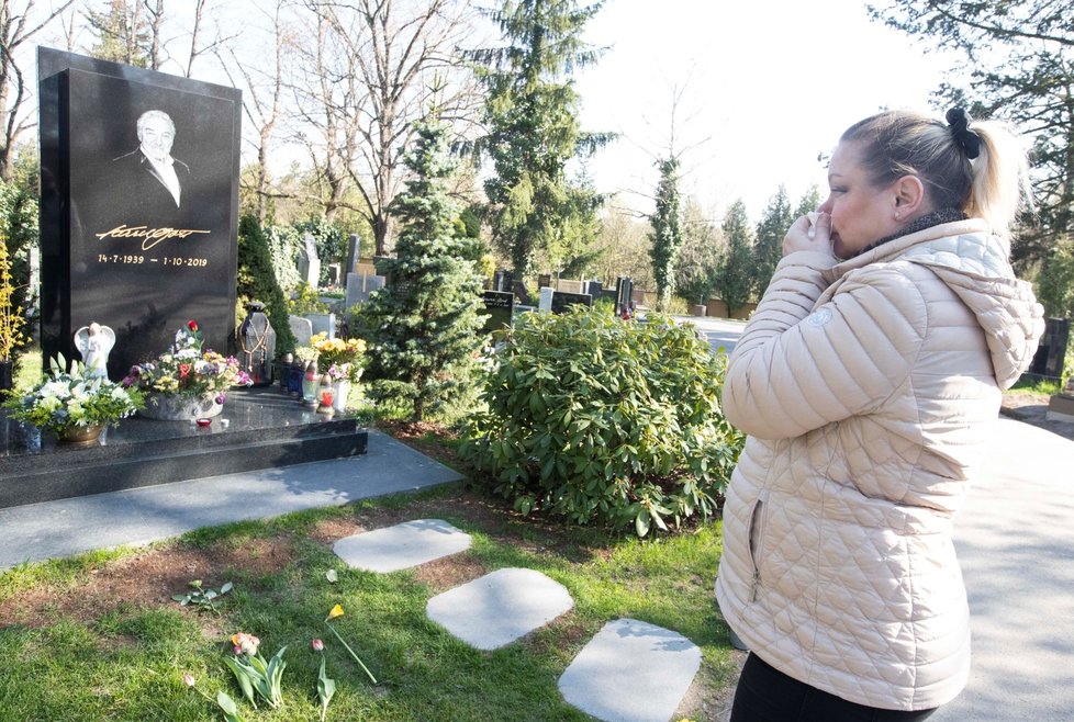 23. 4. 2021, 16:20 h, Praha-Malvazinky: Dominika Gottová u hrobu otce Karla Gotta před návratem do Finska