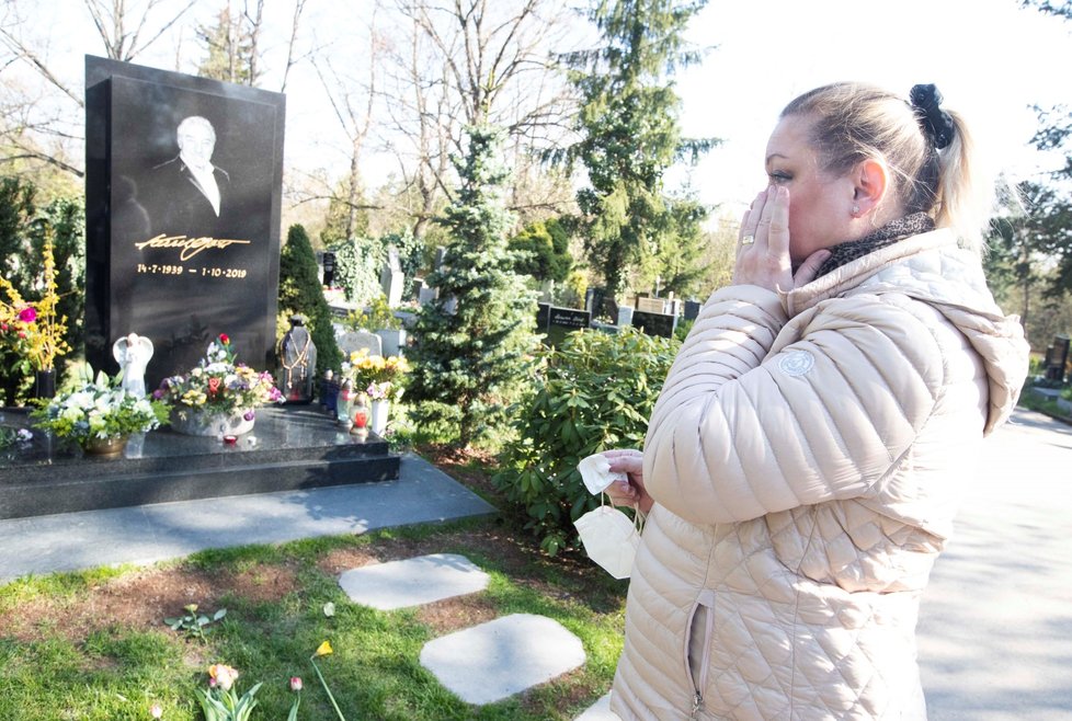 23. 4. 2021, 16:20 h, Praha-Malvazinky: Dominika Gottová u hrobu otce Karla Gotta před návratem do Finska