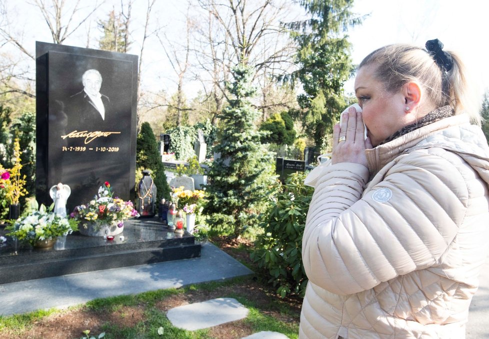 23. 4. 2021, 16:20 h, Praha-Malvazinky: Dominika Gottová u hrobu otce Karla Gotta před návratem do Finska