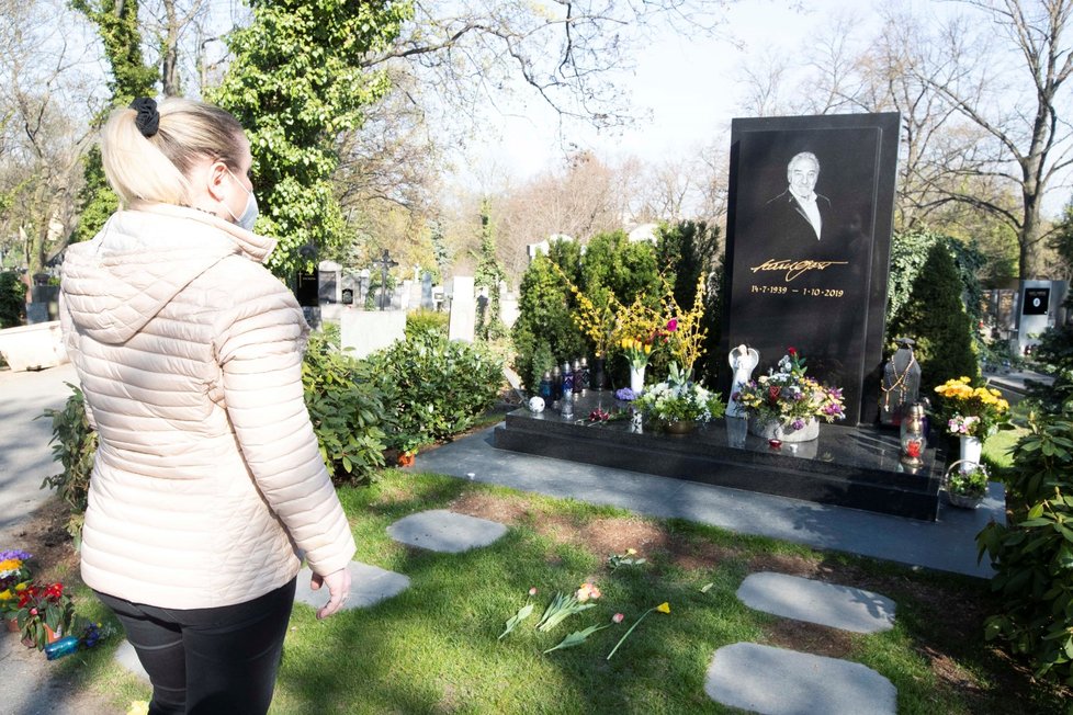 23. 4. 2021, 16:20 hod., Praha-Malvazinky: Dominika Gottová u hrobu otce Karla Gotta před návratem do Finska