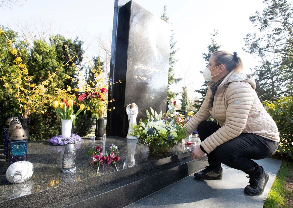 23. 4. 2021, 16:20 h., Praha-Malvazinky: Dominika Gottová u hrobu otce Karla Gotta před návratem do Finska