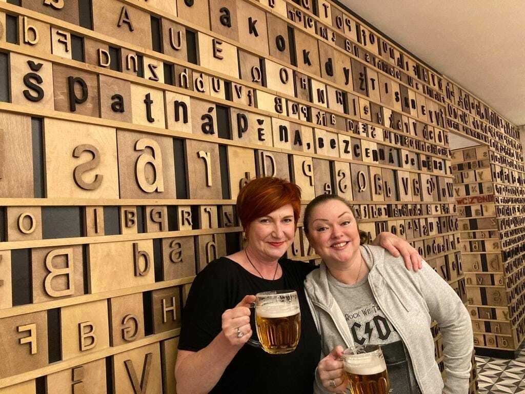 Duben 2022: Dominika Gottová se vrátila do Prahy a zašla na pivo s kamarádkou.