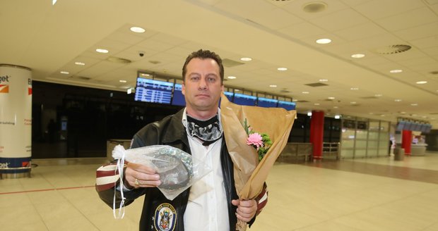Na Dominiku Gottovou na letišti čekal jakýsi muž s kyticí.