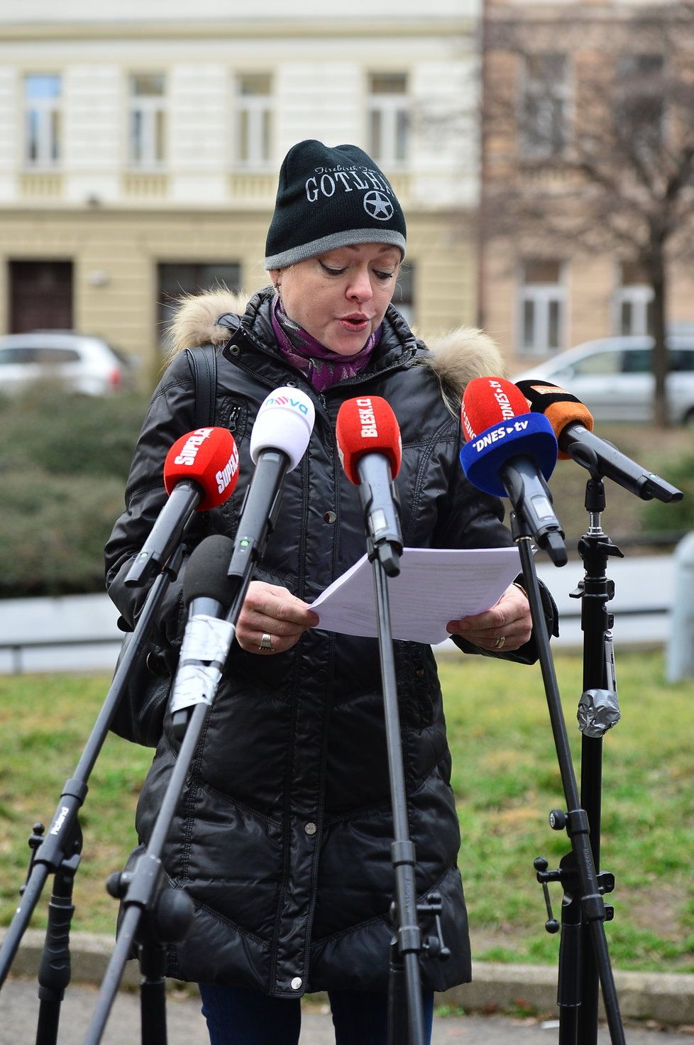 Dominika Gottová během své tiskové konference v parku.