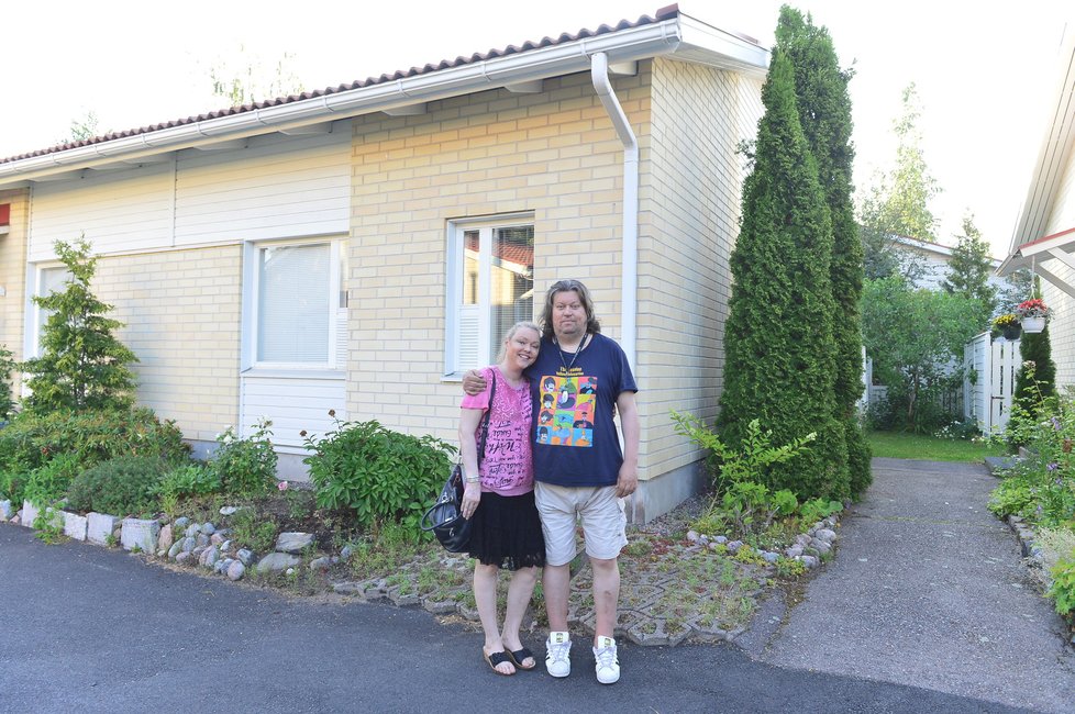Dominika Gottová a Timo Tolkki před svým domem ve Finsku