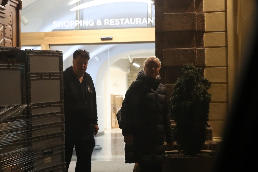 Dominika a Timo po večeři v restauraci ve Slovanském domě v centru Prahy