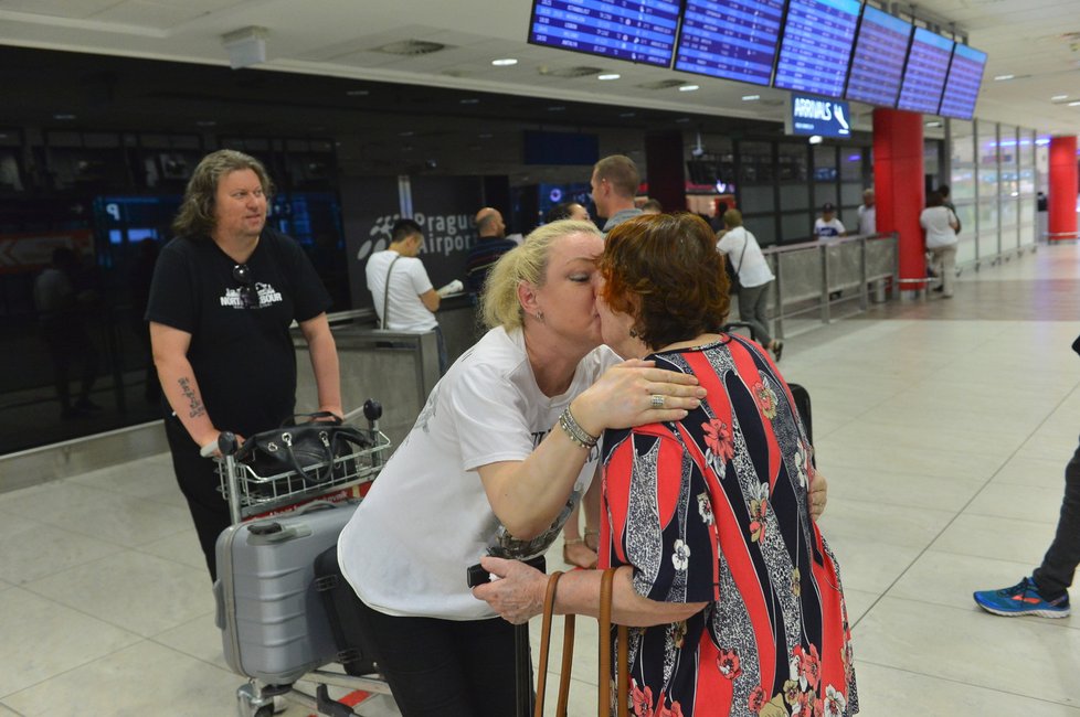 Dominika Gottová s manželem se vítají s maminkou Antonií Zacpalovou.