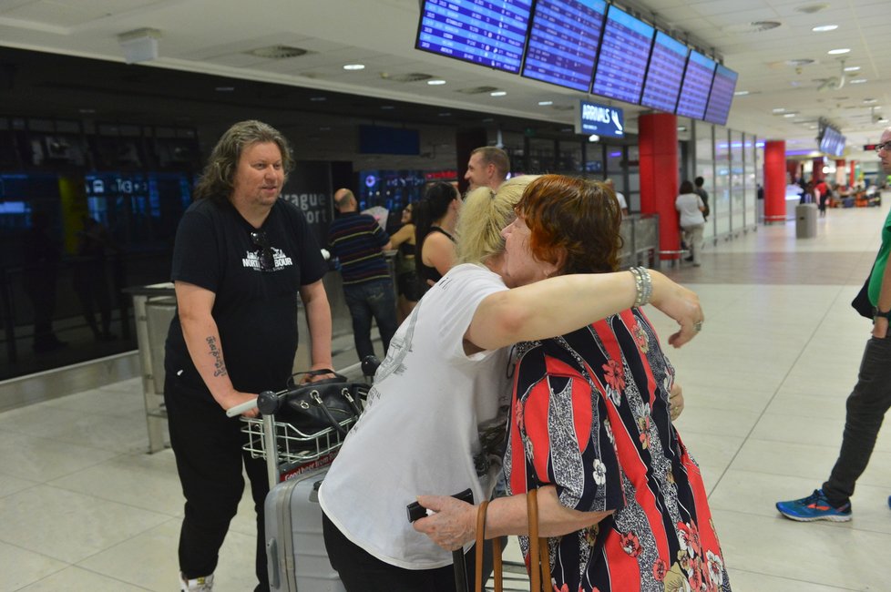 Dominika Gottová s manželem se vítají s maminkou Antonií Zacpalovou. 