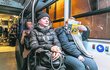 21:30 Odtud pak autobusem zamířila do Mníšku pod Brdy. Cestování s dalšími lidmi jí nevadí.