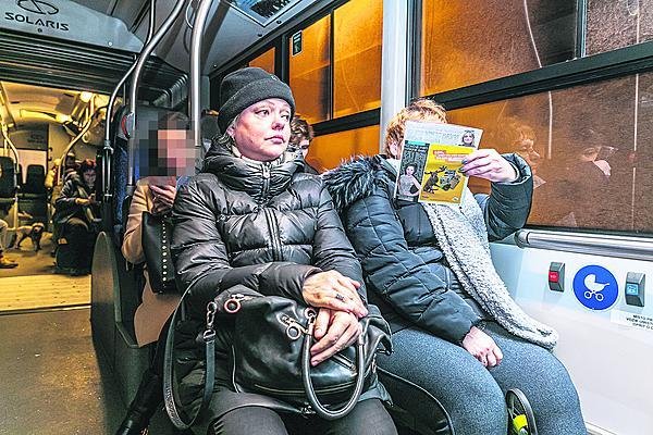 21:30 Odtud pak autobusem zamířila do Mníšku pod Brdy. Cestování s dalšími lidmi jí nevadí.