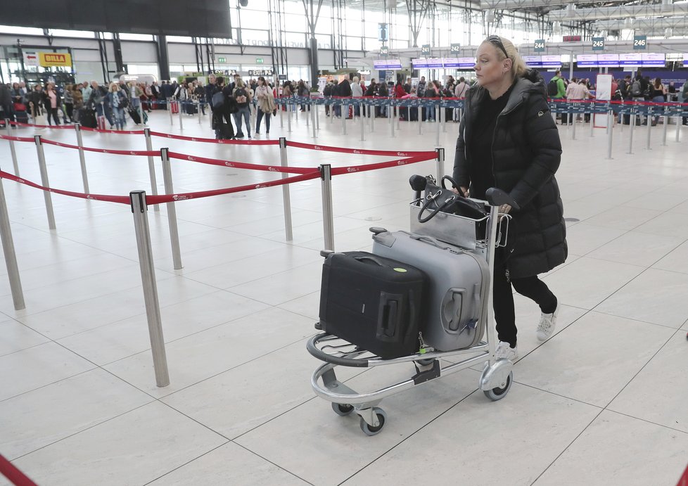 Dominika Gottová odletěla z Česka hned druhý den po pohřbu otce.