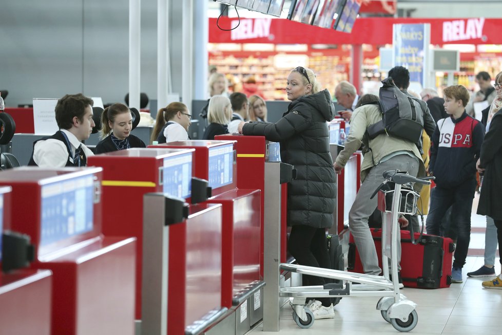 Dominika Gottová odletěla z Česka hned druhý den po pohřbu otce. 