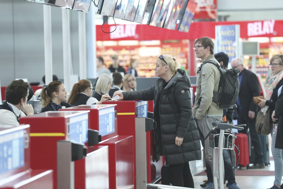 Dominika Gottová odletěla z Česka hned druhý den po pohřbu otce.