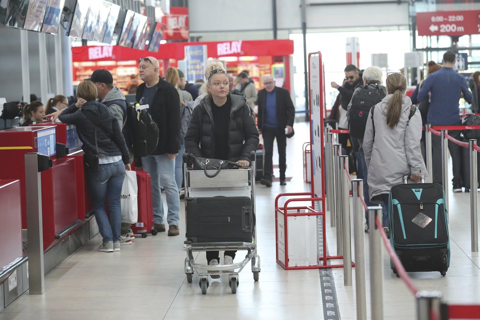 Dominika Gottová odletěla z Česka hned druhý den po pohřbu otce