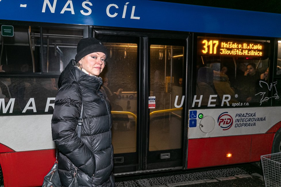 Cestu autobusem už zná jako své boty.