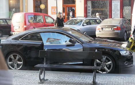 Dominika Kadlčková v luxusním voze Audi A5 za dva miliony korun. Ty si prý vydělala v zahraničí.