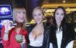Dominika Mesarošová, Nela Slováková a Kamila Nývltová v kasinu. Dominika Mesarošová, Nela Slováková a Kamila Nývltová v kasinu.
