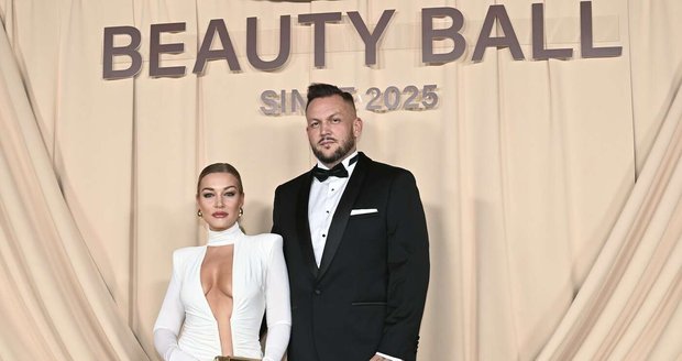 Dominika Myslivcová bersama rombongan Dominika Myslivcová bersama rombongan