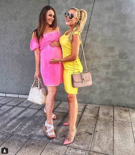 Dominika Myslivcová se svou mladší těhotnou sestrou Natálií.