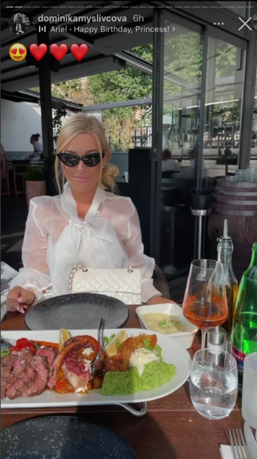 Dominika slavila v luxusní restauraci s výhledem na Vltavu a Pražský hrad.