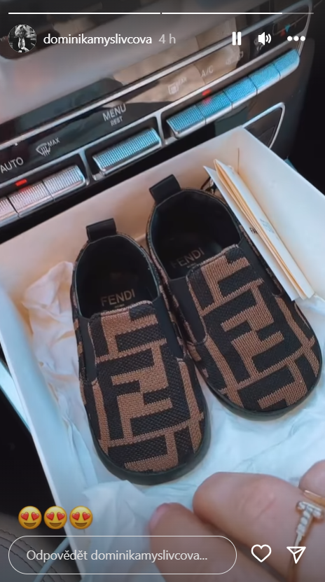 První věc, kterou Dominika Myslivcová koupila svému miminku, jsou luxusní botičky Fendi.