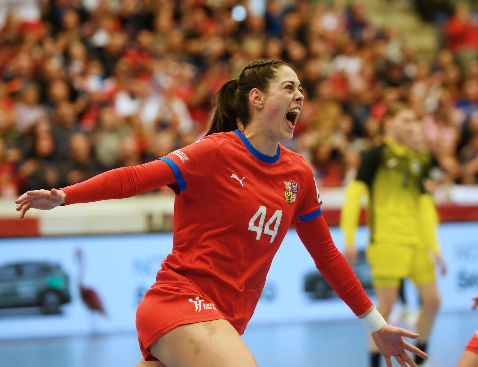 Domča je srdcařka, co by na palubovce vypustila duši. Domča je srdcařka, co by na palubovce vypustila duši.