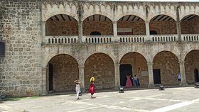 Kolumbův palác Alcazár de Colón na náměstí u přístavu v Santo Domingu