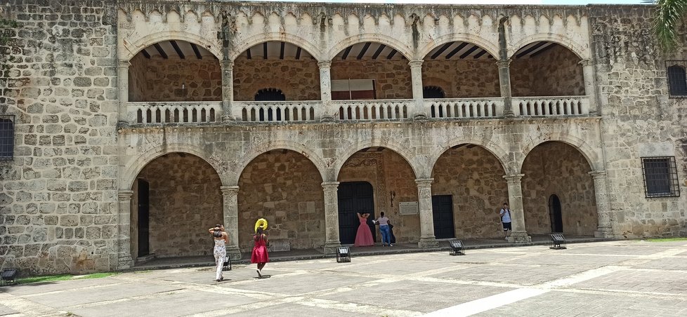 Kolumbův palác Alcazár de Colón na náměstí u přístavu v Santo Domingu.