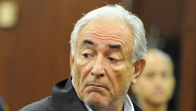 Strauss-Kahn se zvednutým obočím jako by se podivoval nad tvrzeními všech žen, které ho nařkly z obtěžování