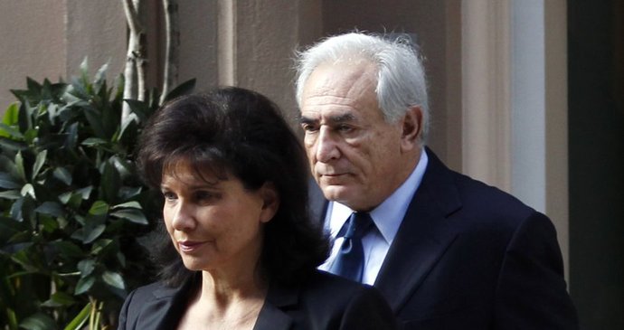 Strauss-Kahn by měl své manželce líbat ruce za to, že při něm stále stojí