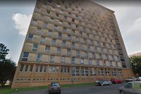 Záhadná tragédie v Mostě: Žena vypadla ze 7. patra hotelu