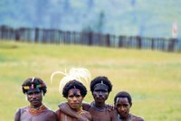 Domorodcům zakázali 'futrál na penis'