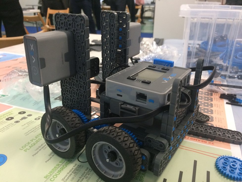Děti se na Proseku nově mohou naučit zkonstruovat vlastního funkčního pojízdného robota na dálkové ovládání.
