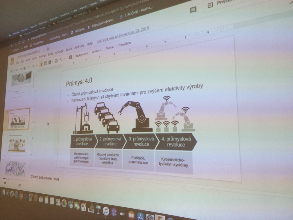 Co začínalo jako změť součástek a kabelů, skončí díky práci a pečlivostí dětí jako pojízdný robot na dálkové ovládání.