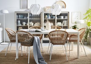 Stoly mívají jednoduché tvary i provedení, design židlí je tak pro výsledný dojem z jídelny klíčový.