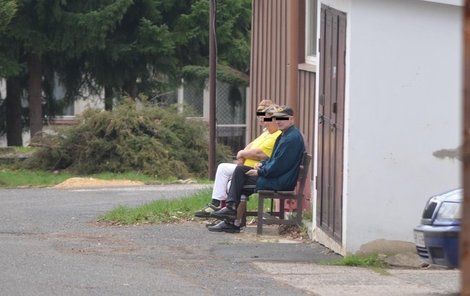 Policejní razii a hygienické kontrole klienti jen mlčky přihlíželi.