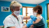 Koronavirus v Praze: Seniory a handicapované dopraví na očkování mikrobusy