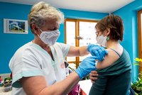 Koronavirus v Praze: Seniory a handicapované dopraví na očkování mikrobusy