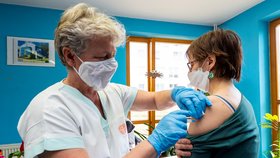 Zdravotnice očkuje vakcínou Moderna proti koronaviru seniorku v domově s pečovatelskou službou v Krásné Lípě na Děčínsku (10. 3. 2021)