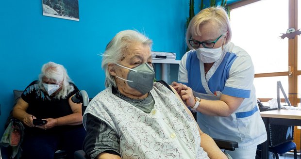 O třetí dávku vakcíny proti covidu je velký zájem, hlásí ředitelé pražských domovů pro seniory