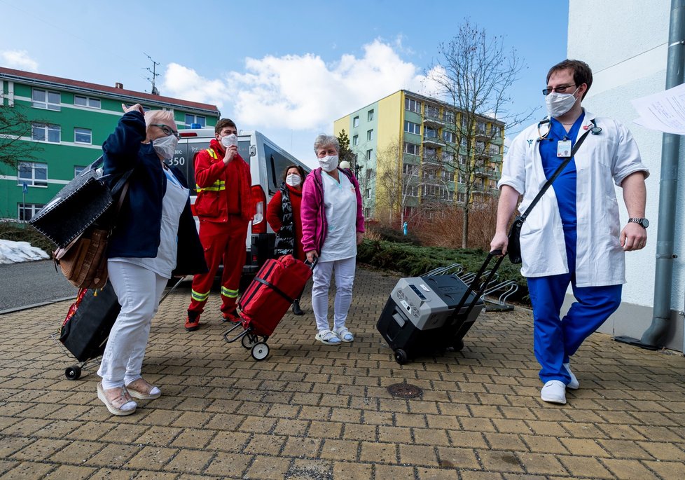 Očkovací tým přichází do domova s pečovatelskou službou v Krásné Lípě na Děčínsku, kde očkoval proti koronaviru vakcínou Moderna seniory a zaměstnance (10. 3. 2021).