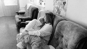 Dojemná fotografie z domova seniorů: Babička nemohla usnout, praktikantka Míša ji uspala v náručí!