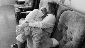 Dojemná fotografie z domova seniorů: Babička nemohla usnout, praktikantka Míša ji uspala v náručí