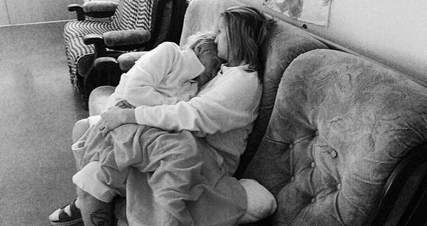 Dojemná fotografie z domova seniorů: Babička nemohla usnout, praktikantka Míša ji uspala v náručí