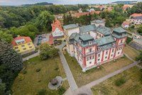 Praha má majetek i mimo město: Marně prodává zámek ve Svojšicích. Jakých dalších budov se plánuje zbavit?