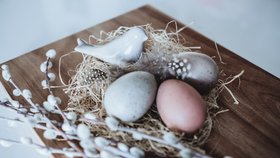 Vajíčka barvená přírodním způsobem se budou krásně vyjímat v hnízdečku z lýka ozdobeném kočičkami. Perfektní tečkou se stane jednoduchý keramický ptáček.