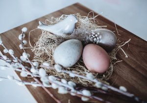 Vajíčka barvená přírodním způsobem se budou krásně vyjímat v hnízdečku z lýka ozdobeném kočičkami. Perfektní tečkou se stane jednoduchý keramický ptáček.